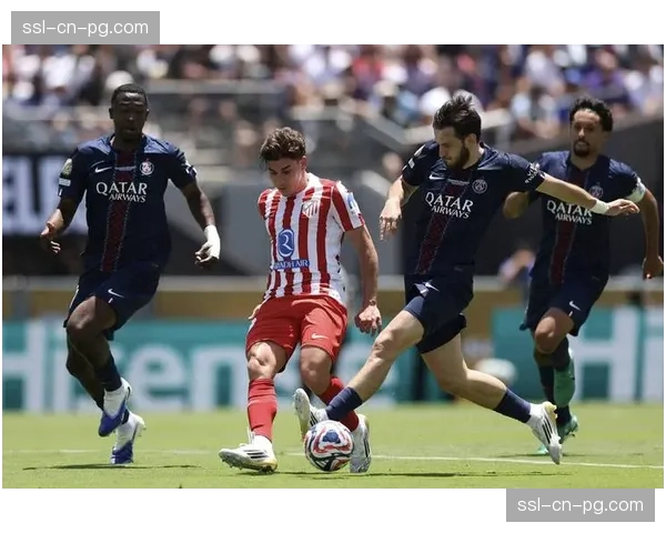 法国体育部长视察新赛季法甲用球测试工作