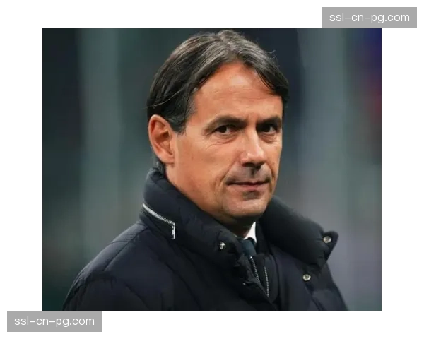 场边视角：国米助教频繁通过平板电脑向小因扎吉展示实时数据